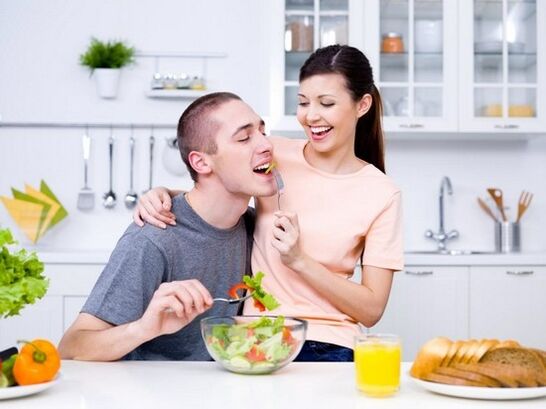 Дівчина годує свого чоловіка продуктами для підвищення потенції