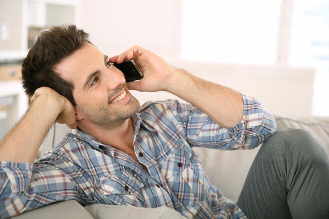 Зазнаючи збудження, чоловік довго розмовлятиме з жінкою по телефону